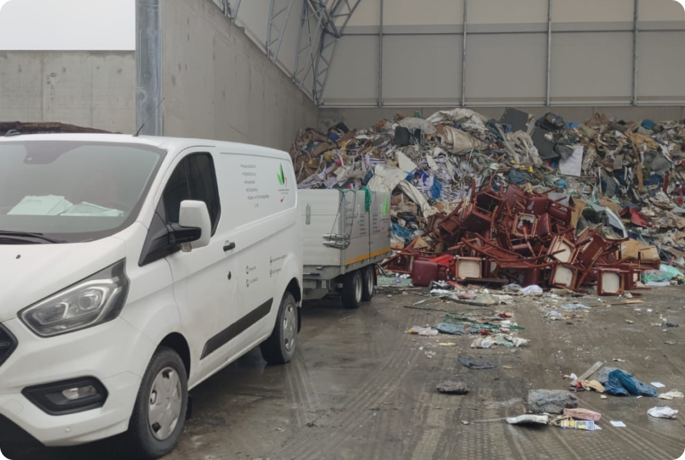 Beladener Transporter auf einem Recyclinghof